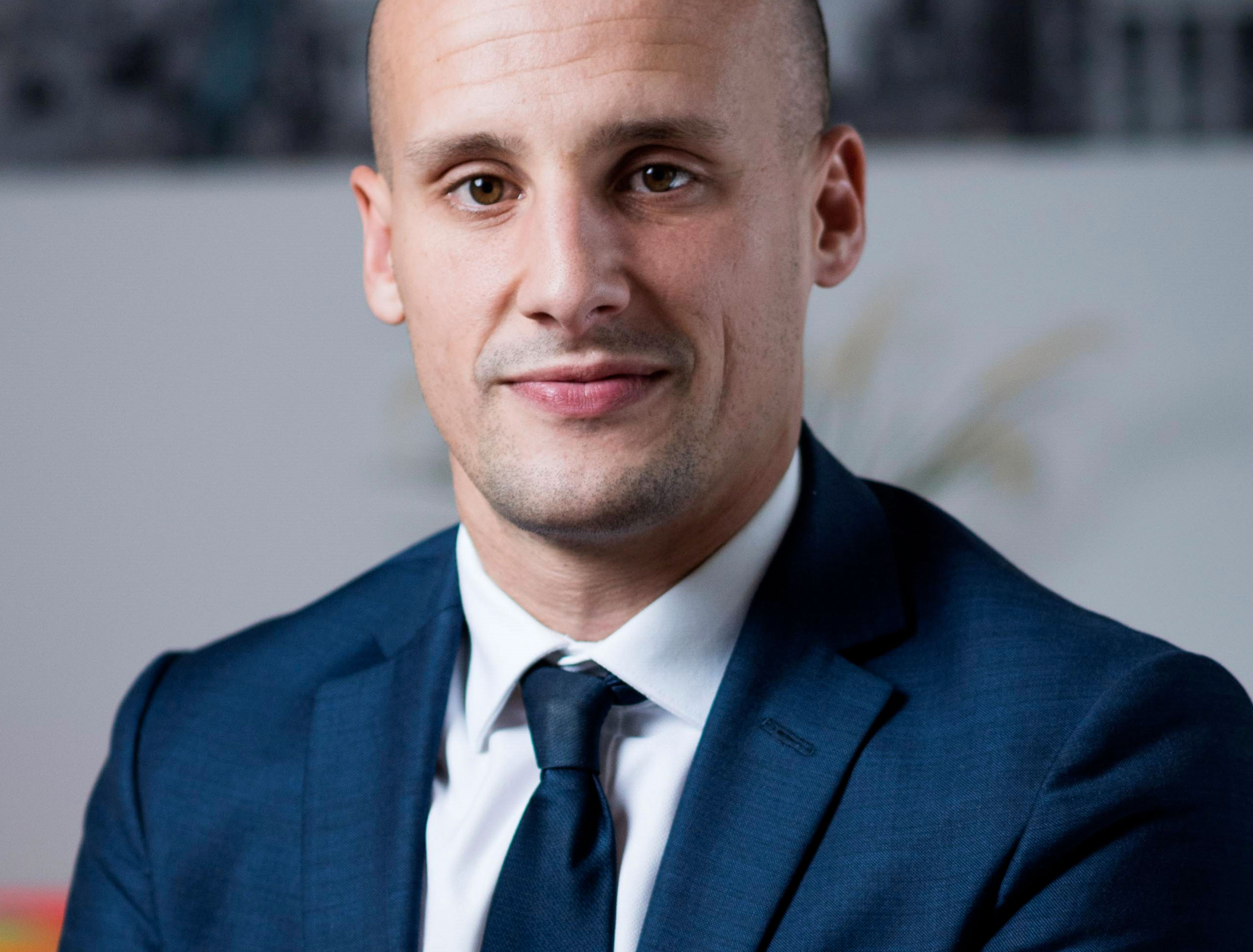 🗨 L'interview "décalée H24" de Hakim Souanef (Directeur Commercial d'Erasmus Gestion)…