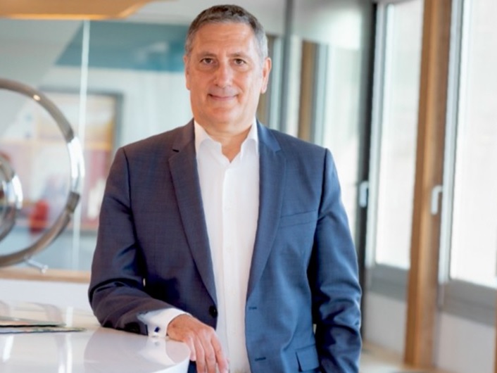 Encore jeune, dynamique et ambitieux, il décide de se marier avec…